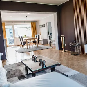  Apartment Me Homes - Grosse Moderne Designer-wohnung Fuer Urlaub Und Business - Mit Kueche, Buero, Balkon Und 2 Parkplaetzen